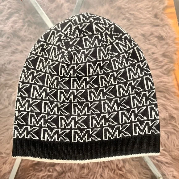 Michael Kors Reversible Beanie Black  and White - Picture 3 of 4